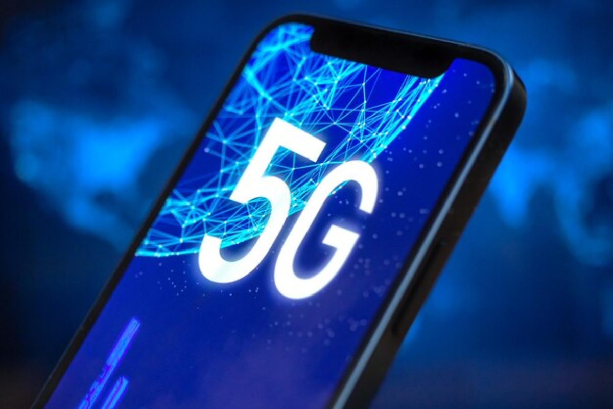 Logo 5G bleu sur smartphone, car on a sélectionné 3 forfaits mobile super rapide